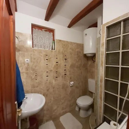 Melinda Nyaralohaz *